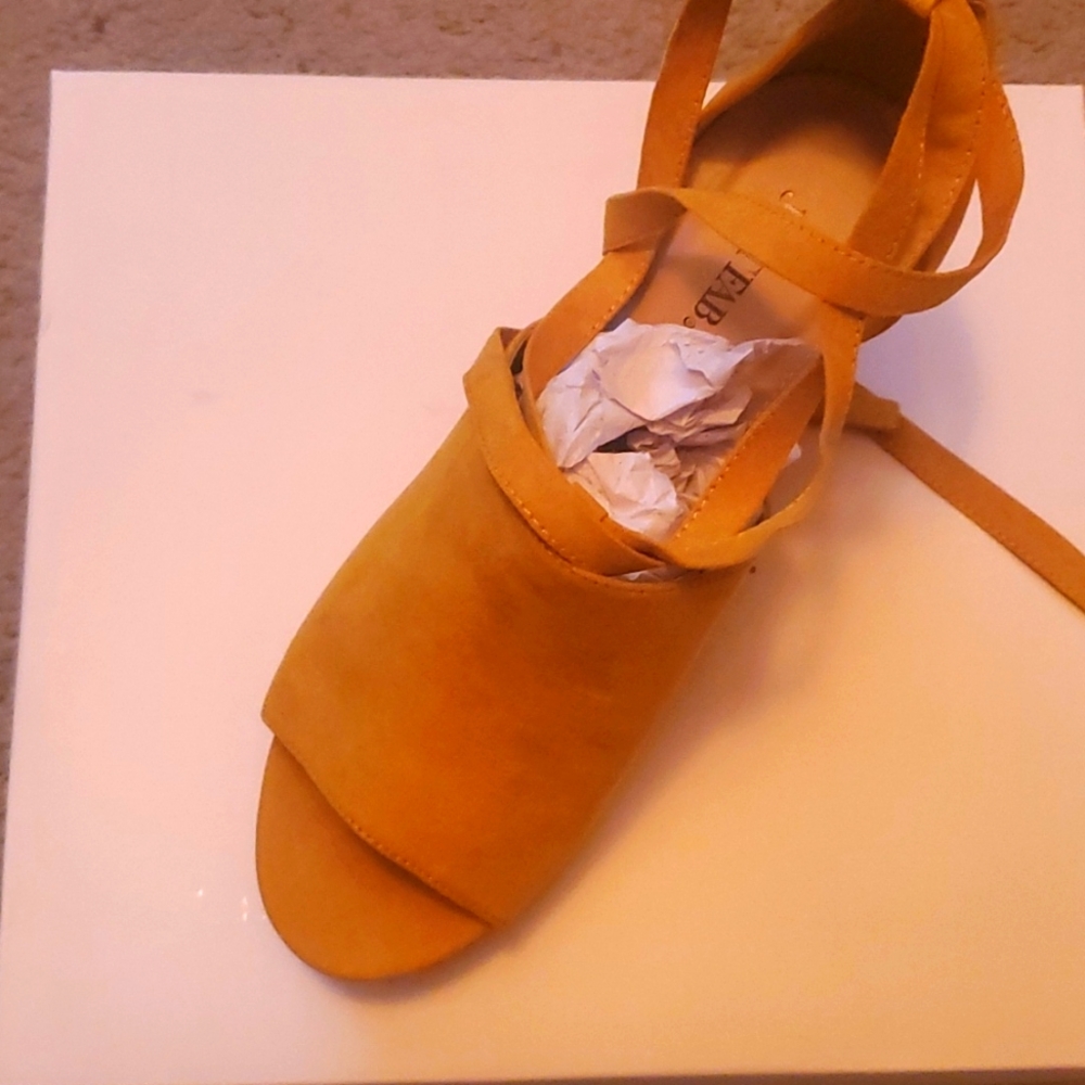 Wedged shoes